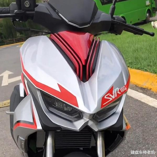 Xe sở hữu đầu đ&egrave;n kh&aacute; giống với phi&ecirc;n bản ph&oacute;ng to của đ&egrave;n Kawasaki Z1000