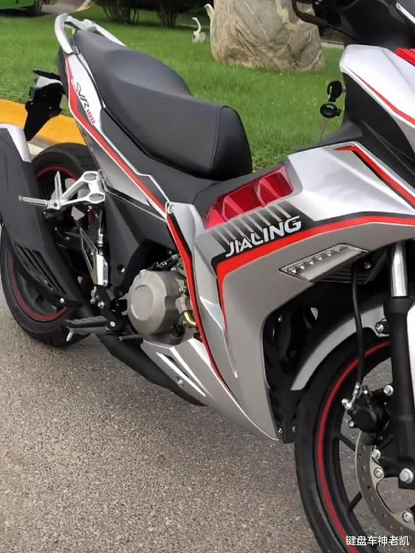 Bộ yếm của SVR180 2021 được lai giữa Exciter v&agrave; Winner X