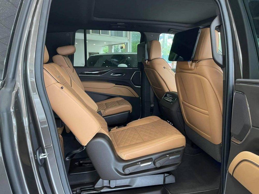 Nội thất xe Cadillac Escalade 2021, hàng ghế thứ 2 có 2 màn hình giải trí độc lập Nội thất xe Cadillac Escalade 2021, hàng ghế thứ 2 có 2 màn hình giải trí độc lập