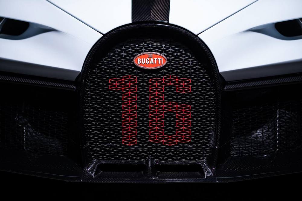 Logo số 16 xuất hiện trên lưới tản nhiệt của Bugatti Chiron Pur Sport Logo số 16 xuất hiện trên lưới tản nhiệt của Bugatti Chiron Pur Sport