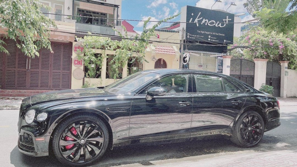 Cận cảnh chiếc xe Bentley Flying Spur First Edition của doanh nhân Đức Huy