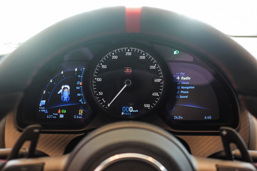 Đồng hồ của Bugatti Chiron Pur Sport Đồng hồ của Bugatti Chiron Pur Sport