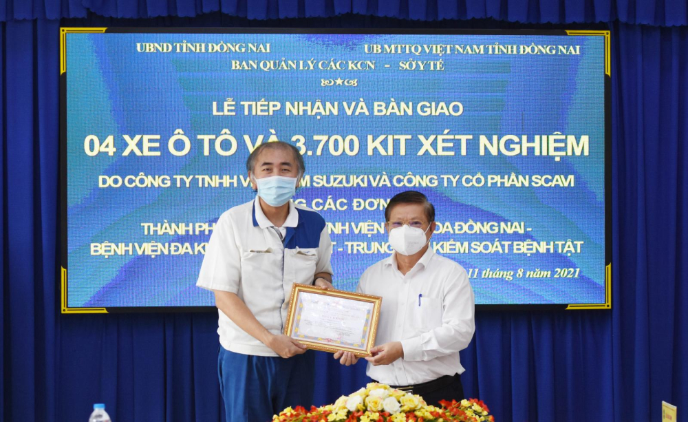 Ông Hidetoshi Aoki, Giám đốc sản xuất Việt Nam Suzuki chính thức bàn giao bốn xe tải nhẹ trị giá hơn 1 tỷ đồng đến Sở Y tế Đồng Nai