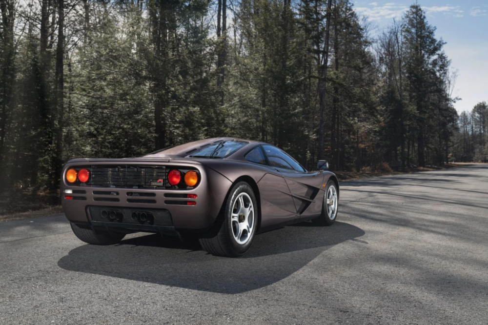 Phía sau của chiếc McLaren F1 1995 trị giá 20,465 triệu USD Phía sau của chiếc McLaren F1 1995 trị giá 20,465 triệu USD