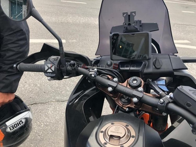Dàn điều khiển trên xe khá giống với KTM 890 Adventure