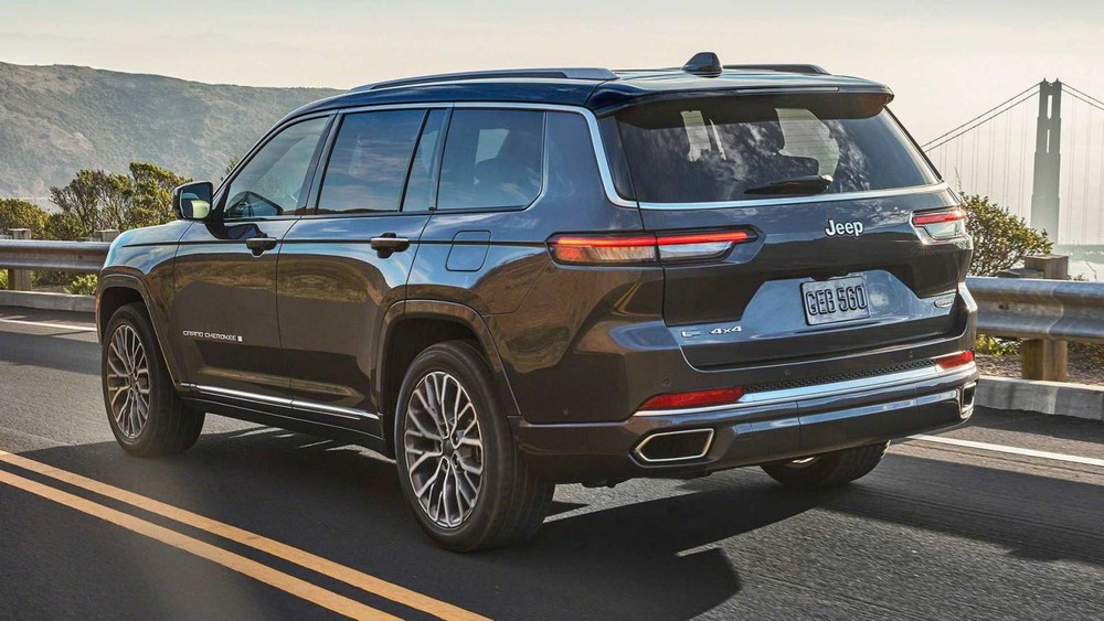 Jeep Grand Cherokee L 2021 nh&igrave;n từ đằng sau
