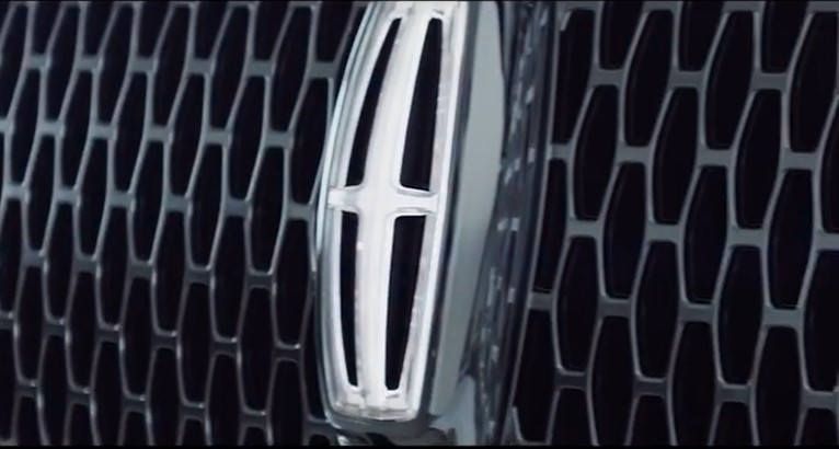 Logo Lincoln phát sáng trên lưới tản nhiệt của Navigator 2022