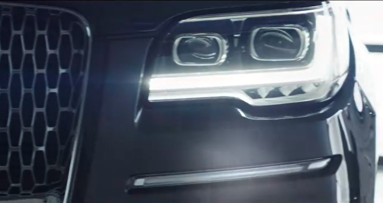 Đèn pha của Lincoln Navigator 2022 thanh mảnh hơn và tích hợp dải đèn LED định vị ban ngày hình chữ L