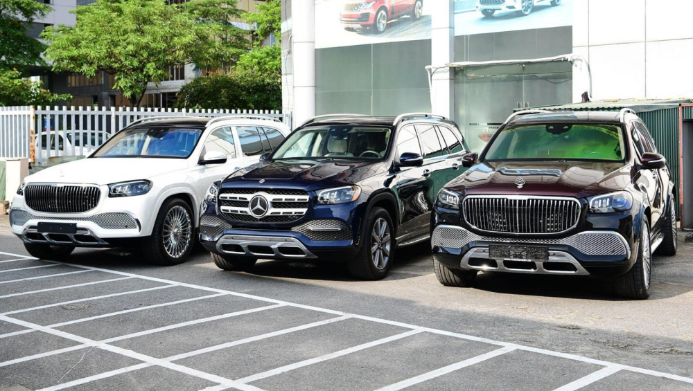 Cặp đôi SUV siêu sang Mercedes-Maybach GLS 600 2021 của 1 công ty nhập khẩu xe ở Hà Nội, kẹp giữa là chiếc xe Mercedes-Benz GLS 450