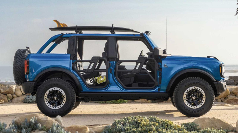 Ph&iacute;a sườn của Ford Bronco Riptide