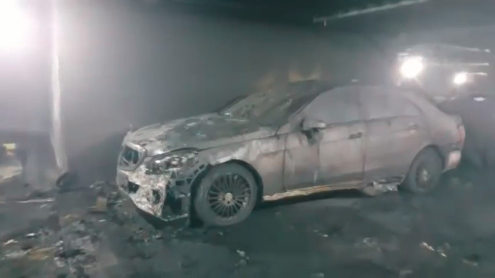 Một chiếc xe sang Mercedes-Benz bị hư hỏng nặng sau vụ ch&aacute;y