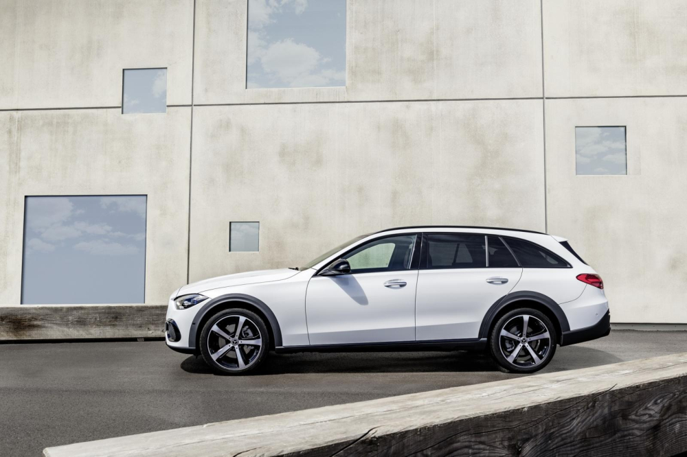 Mercedes-Benz C-Class All Terrain 2022 c&oacute; gầm cao hơn bản Estate