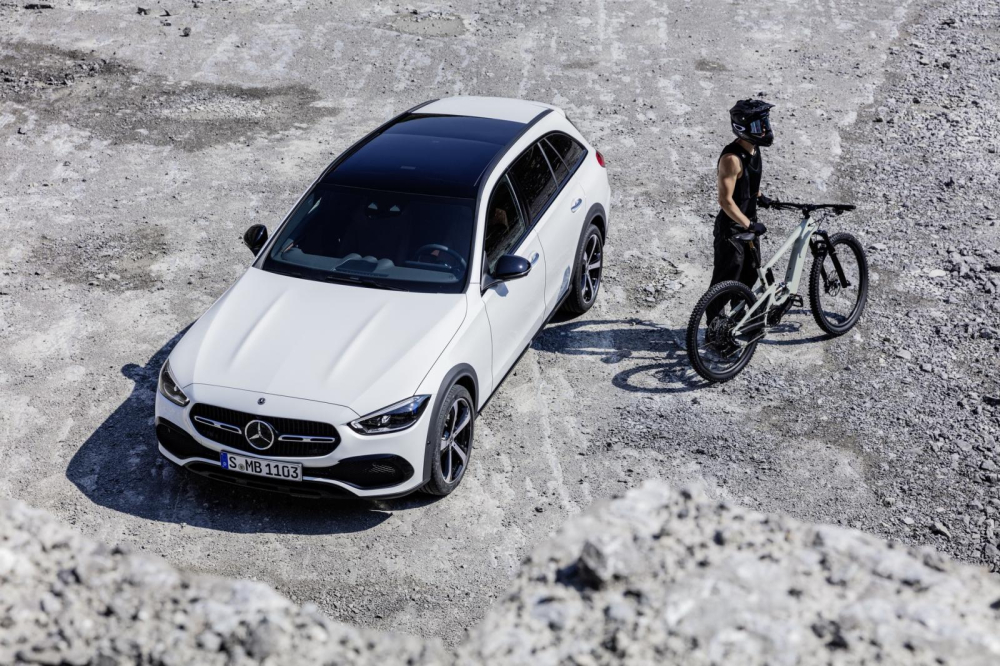 Nội thất b&ecirc;n trong Mercedes-Benz C-Class All Terrain 2022 c&oacute; 2 t&ugrave;y chọn động cơ