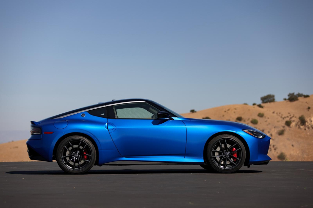Nissan Z 2023 nhìn từ bên sườn Nissan Z 2023 nhìn từ bên sườn