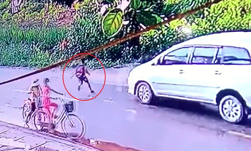 B&eacute; trai chạy qua đường, đ&uacute;ng l&uacute;c chiếc &ocirc; t&ocirc; Toyota Innova lao tới, dẫn đến vụ tai nạn