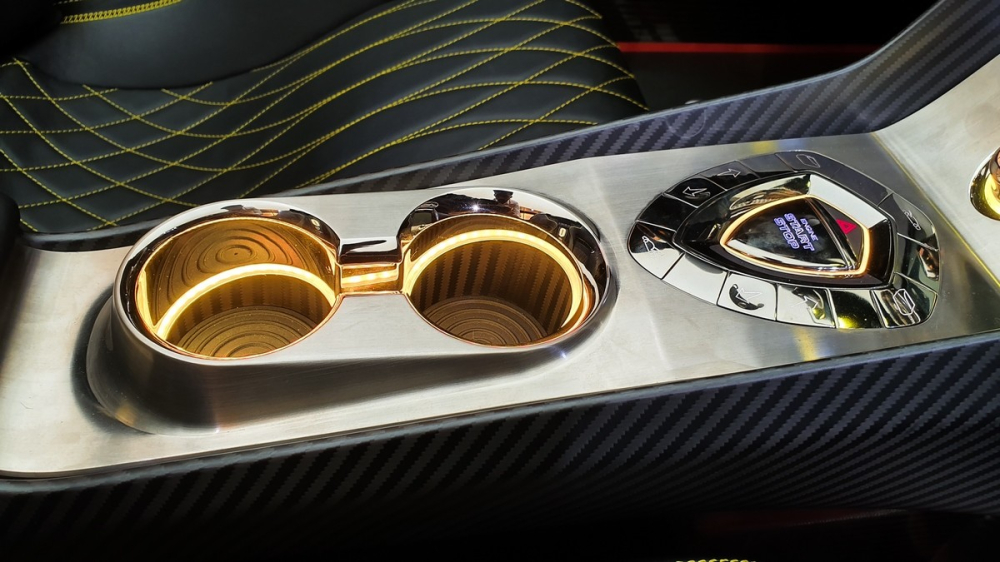 Cốc đựng của xe Koenigsegg Regera có hệ thống đèn như mạ vàng