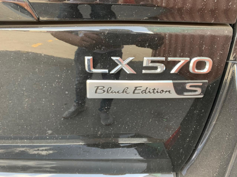 Logo Black Edition S là điểm nhấn của Logo Black Edition S là điểm nhấn của chuyên cơ mặt đất Lexus LX570 phiên bản Black Edition 2021