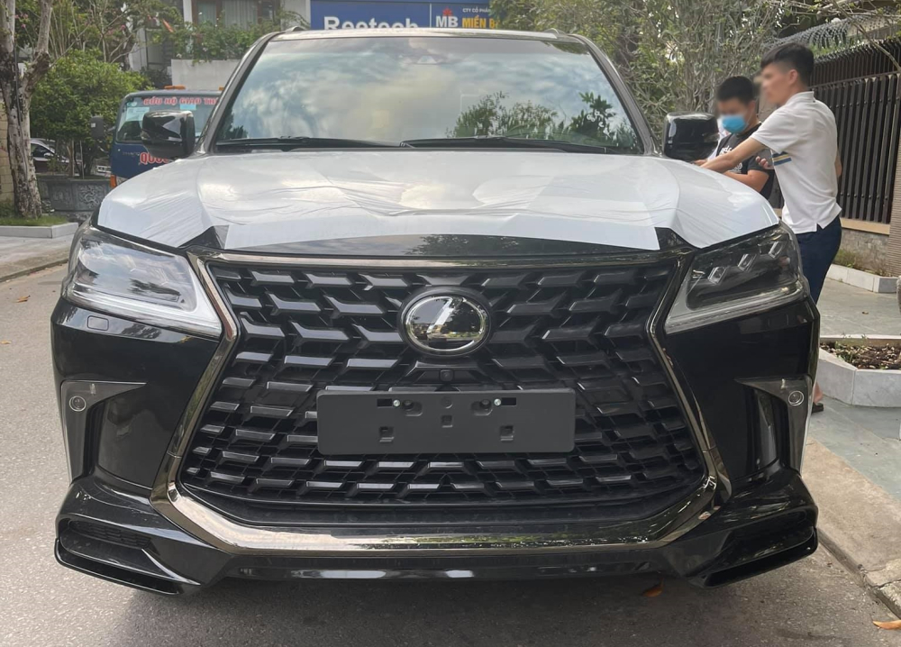Lexus LX570 phiên bản Black Edition 2021 đầu tiên về Việt Nam đã được bàn giao cho chủ nhân Lexus LX570 phiên bản Black Edition 2021 đầu tiên về Việt Nam đã được bàn giao cho chủ nhân