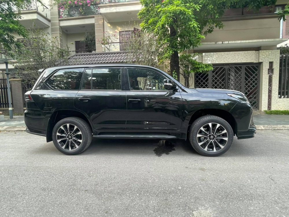 Lexus LX570 Black Edition 2021 có bộ mâm 5 chấu kép thiết kế cá tính và sơn 2 tông màu tương phản Lexus LX570 Black Edition 2021 có bộ mâm 5 chấu kép thiết kế cá tính và sơn 2 tông màu tương phản