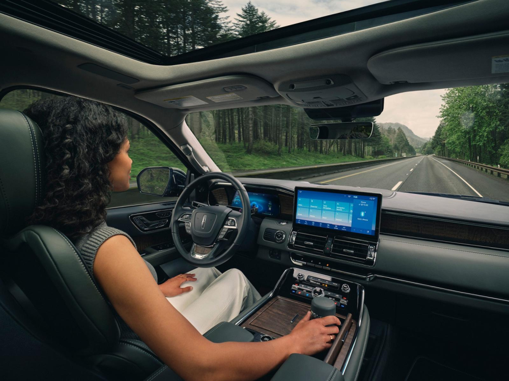 Lincoln Navigator 2022 c&oacute; hệ thống l&aacute;i b&aacute;n tự động ActiveGlide
