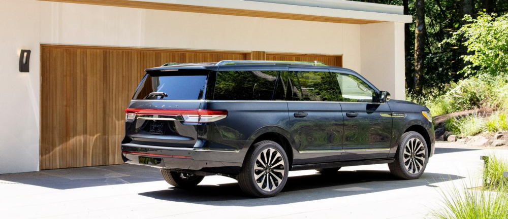 Lincoln Navigator 2022 nh&igrave;n từ ph&iacute;a sau