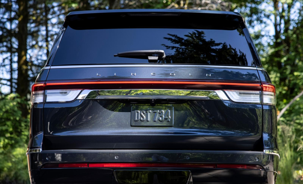 Đ&egrave;n hậu của Lincoln Navigator 2022