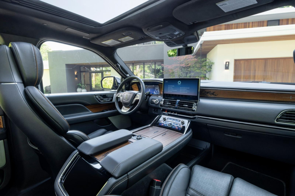 Lincoln Navigator 2022 c&oacute; m&agrave;n h&igrave;nh th&ocirc;ng tin giải tr&iacute; cỡ lớn