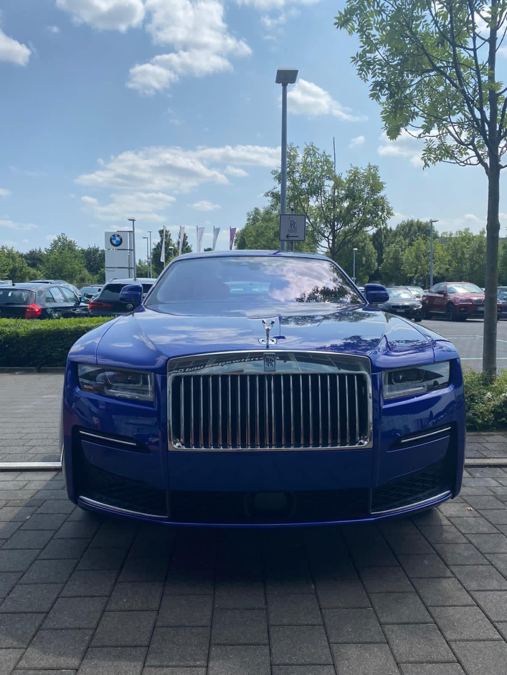 Rolls-Royce Ghost thế hệ mới với m&agrave;u sơn cực nổi hứa hẹn sớm về Việt Nam