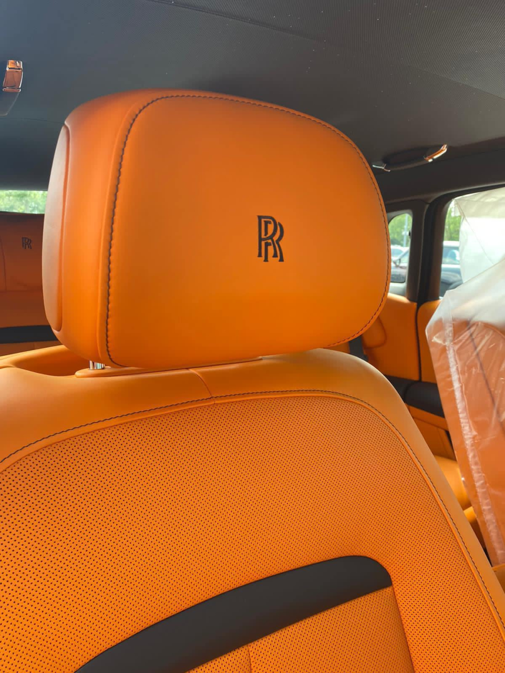 Cận cảnh m&agrave;u cam Hermes tr&ecirc;n chiếc xe Rolls-Royce Ghost thế hệ mới