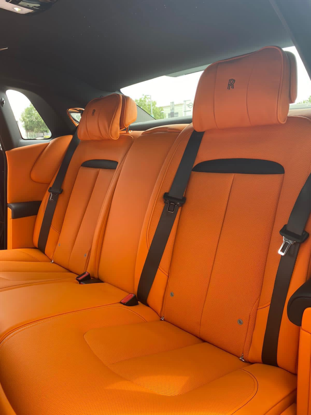 C&ograve;n đ&acirc;y l&agrave; khoang h&agrave;nh kh&aacute;ch của xe với điểm nhấn l&agrave; ghế ngồi bọc da m&agrave;u cam Hermes