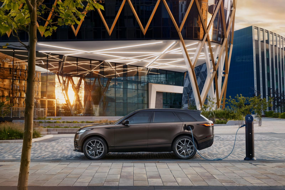 Range Rover Velar Auric Edition 2022 có cả hệ truyền động plug-in hybrid sạc điện Range Rover Velar Auric Edition 2022 có cả hệ truyền động plug-in hybrid sạc điện