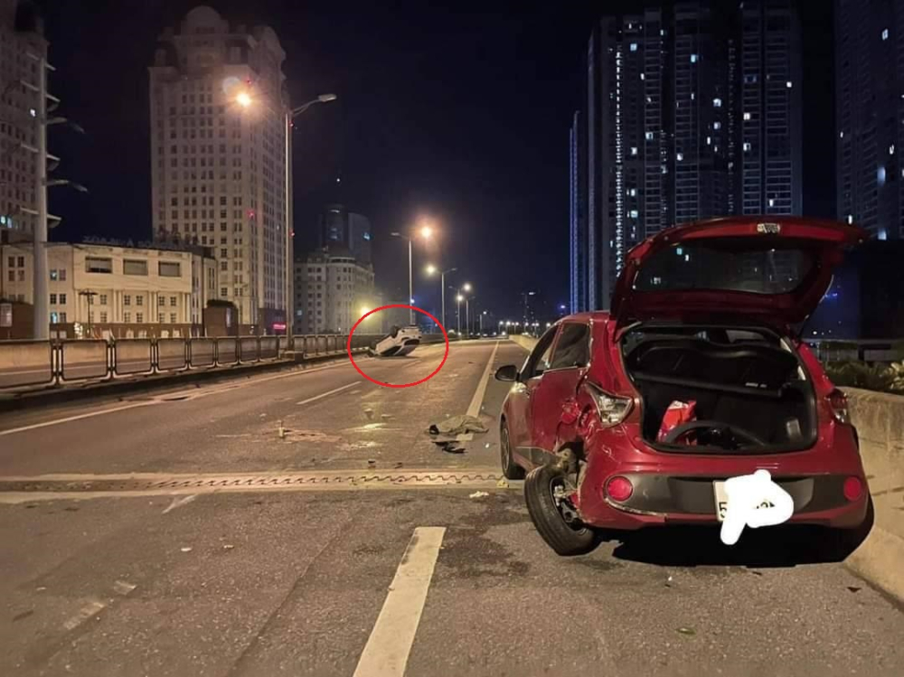 Hiện trường vụ tai nạn nghi&ecirc;m trọng tr&ecirc;n đường v&agrave;nh đai 3 tr&ecirc;n cao