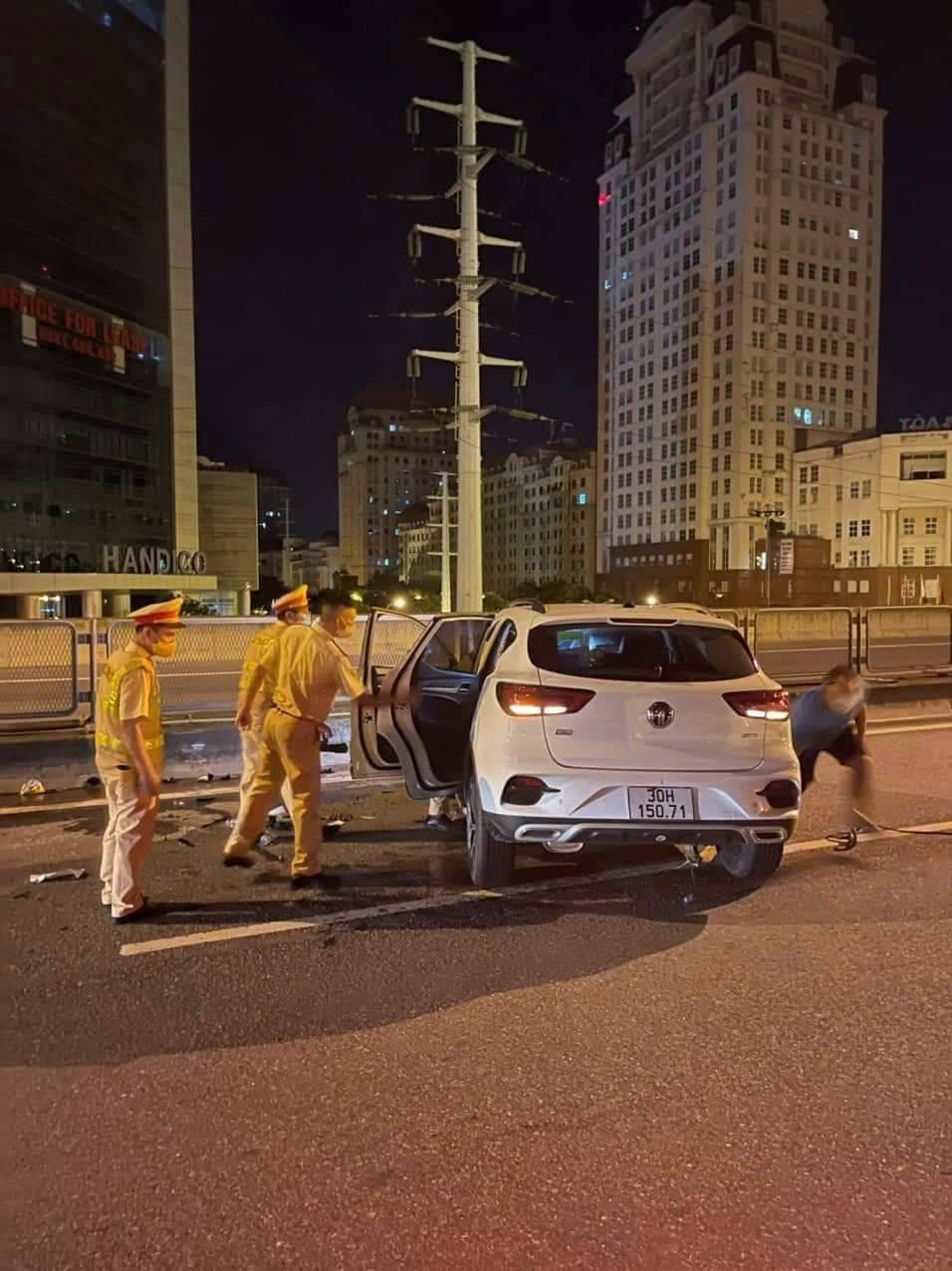 Lực lượng chức năng c&oacute; mặt tại hiện trường vụ tai nạn