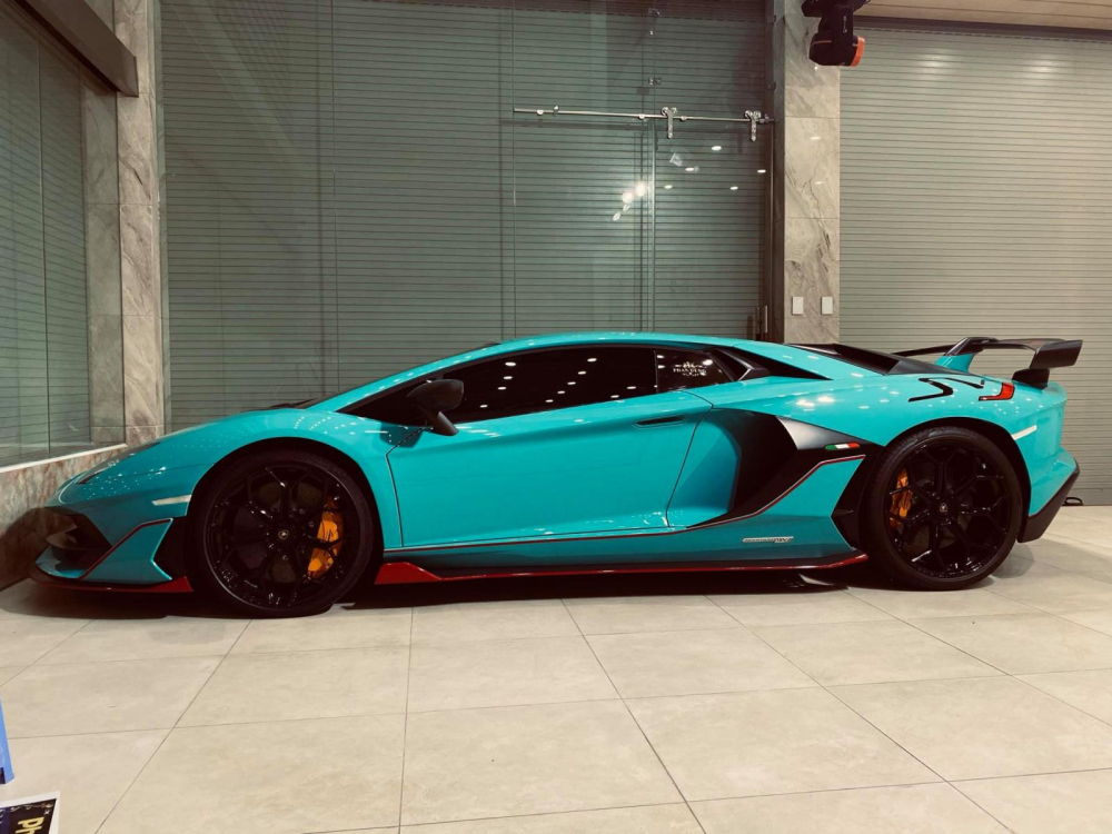 Chiếc xe Lamborghini Aventador SVJ Coupe đầu ti&ecirc;n về nước cũng được d&aacute;n lại đề-can viền m&agrave;u đỏ