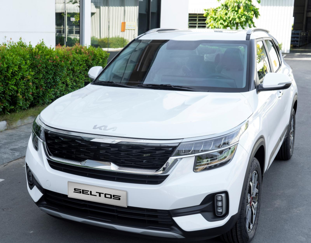 C&aacute;c phi&ecirc;n bản của Kia Seltos đều sở hữu logo nhận diện thương hiệu mới của h&atilde;ng xe H&agrave;n Quốc, in tr&ecirc;n nắp ca-p&ocirc; v&agrave; trong phần nội thất.