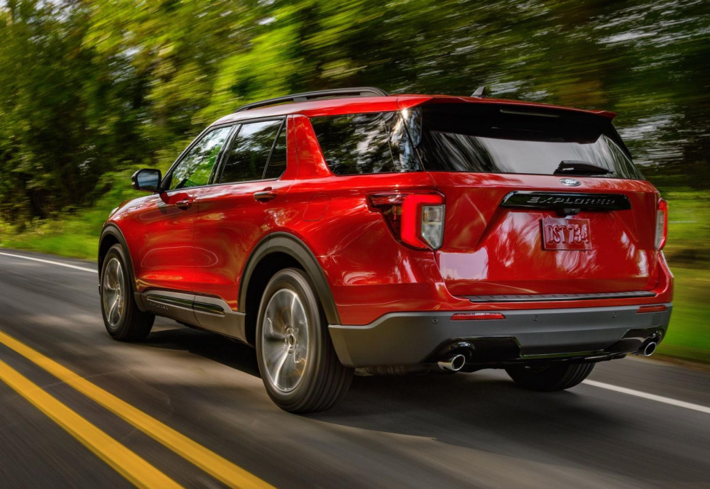 Ford Explorer ST-Line 2022 còn có vỏ đèn pha và đèn hậu màu tối