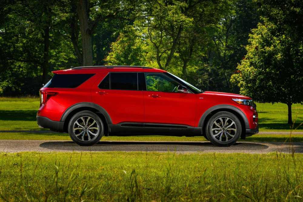 Bên sườn của Ford Explorer ST-Line 2022 xuất hiện bộ vành hợp kim 20 inch