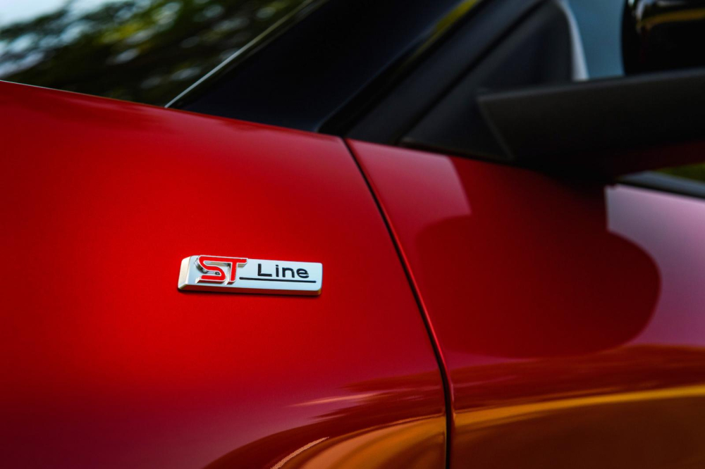 Logo ST-Line trên chắn bùn trước của Ford Explorer ST-Line 2022