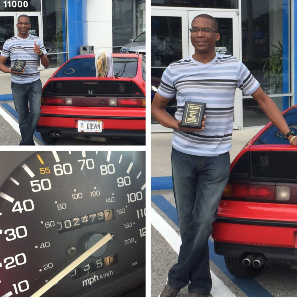 Chủ nhân cũ của chiếc Honda CRX Si đến đại lý Tampa Honda để thay dầu cho xe vào năm 2015