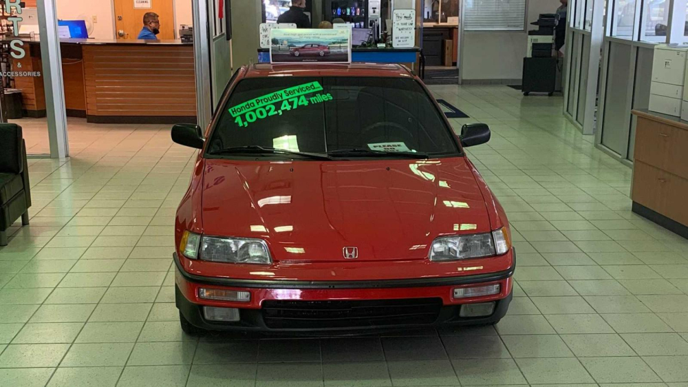 Chiếc Honda CRX Si này hiện đang được trưng bày trong đại lý Honda ở Florida, Mỹ