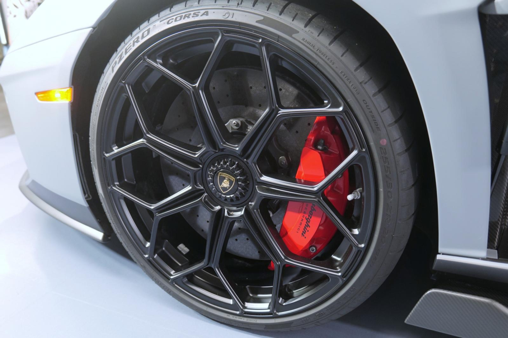 Bộ mâm đa chấu kép của Lamborghini Aventador LP780-4 Ultimae, ngoài ra xe có hệ thống đánh lái bánh sau Bộ mâm đa chấu kép của Lamborghini Aventador LP780-4 Ultimae, ngoài ra xe có hệ thống đánh lái bánh sau