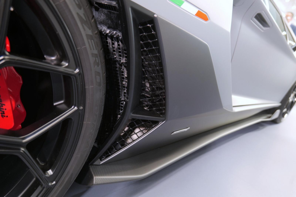 Xe có thêm nẹp sườn bên hông bằng carbon Xe có thêm nẹp sườn bên hông bằng carbon