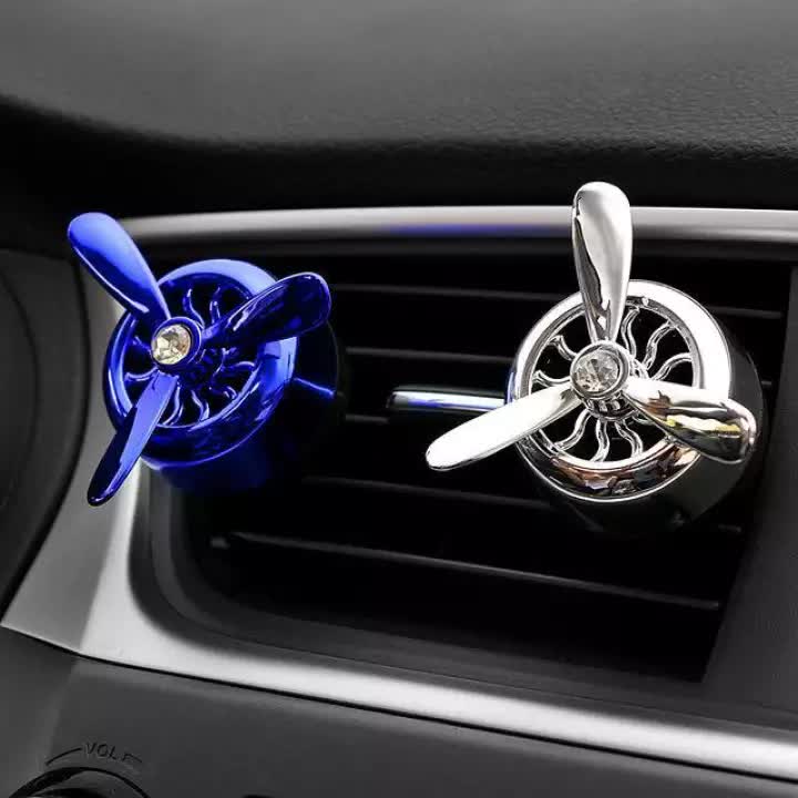 Nước hoa kẹp cửa gió nhỏ gọn, nhiều thiết kế bắt mắt nhưng gây vướng khi sử dụng điều hoà.