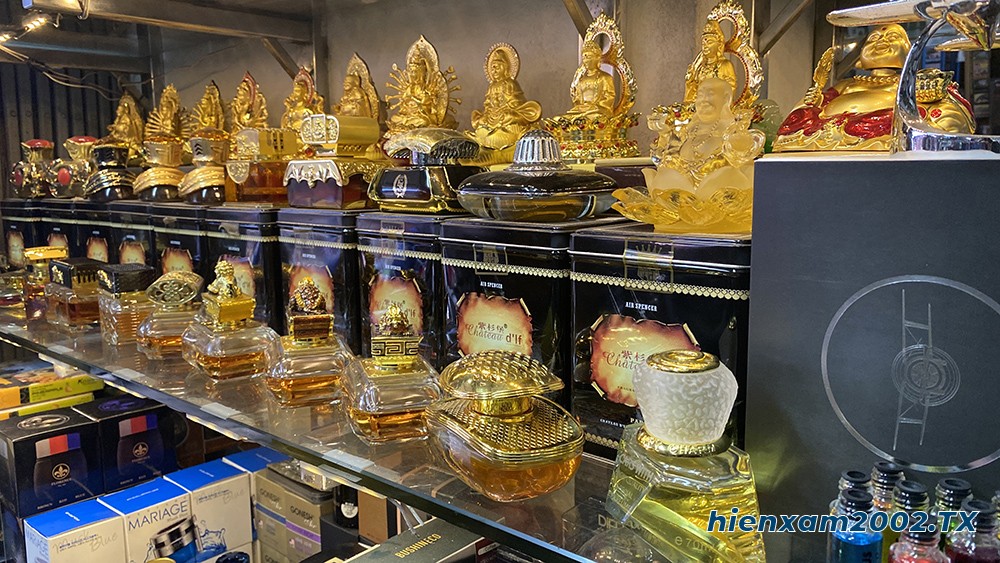 Nước hoa để mặt táp-lô thường mang nhiều yếu tố tâm linh nhưng khá nguy hiểm trong trường hợp xe xảy ra va chạm.