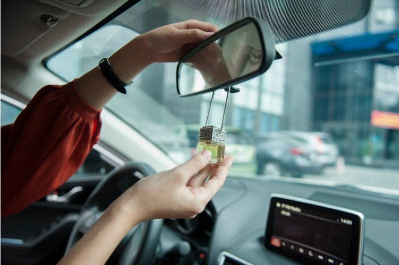 Nước hoa treo gương chiếu hậu có thể gây cản trở tầm nhìn của lái xe.