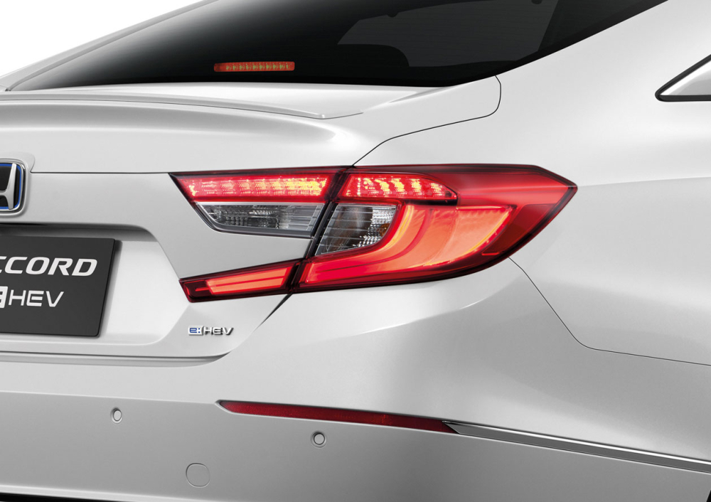 Honda Accord 2022 bản e:HEV có cánh gió đuôi