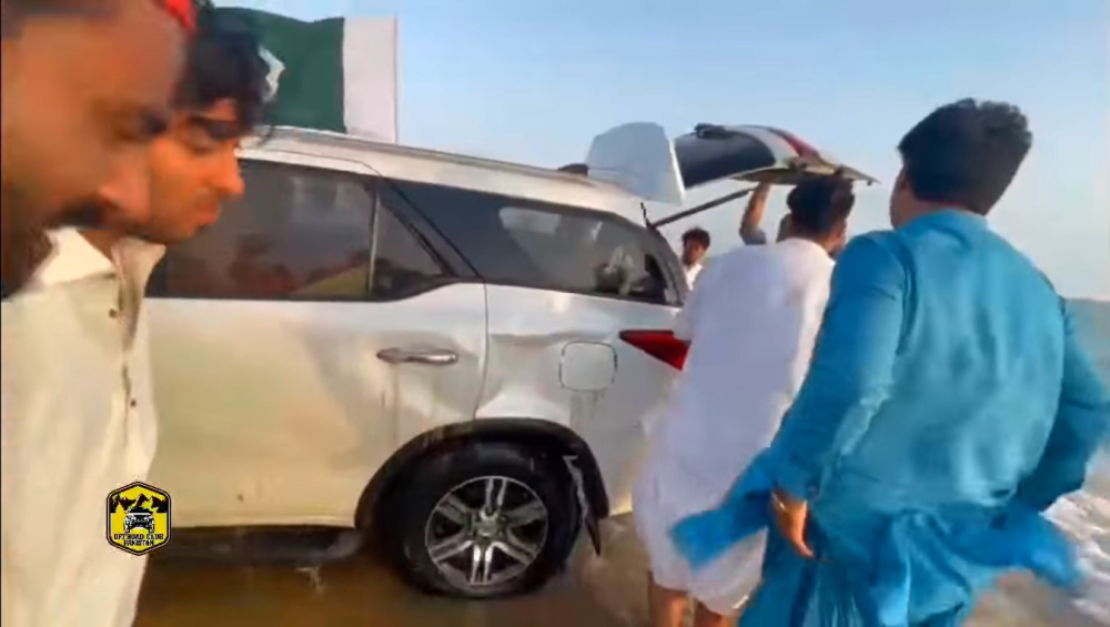 Sườn xe của chiếc Toyota Fortuner bị móp méo Sườn xe của chiếc Toyota Fortuner bị móp méo