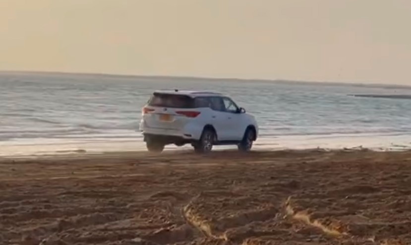 Chiếc Toyota Fortuner drift trên bờ biển Chiếc Toyota Fortuner drift trên bờ biển