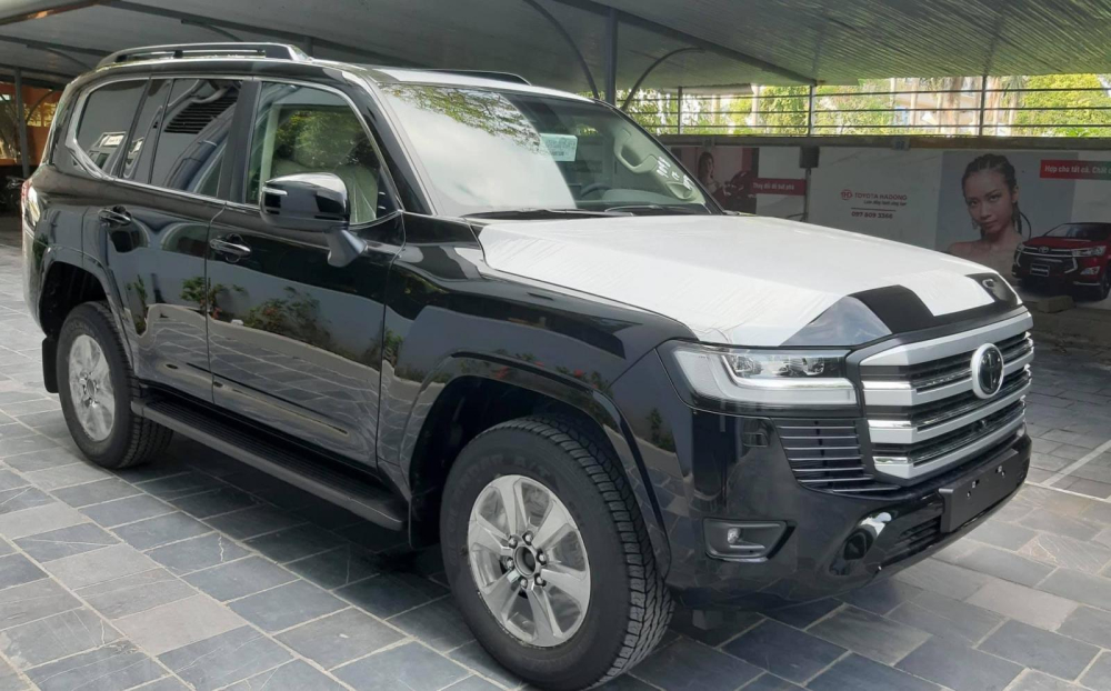 Nhiều người chê bộ mâm của xe Toyota Land Cruiser 2022 chính hãng chán đời