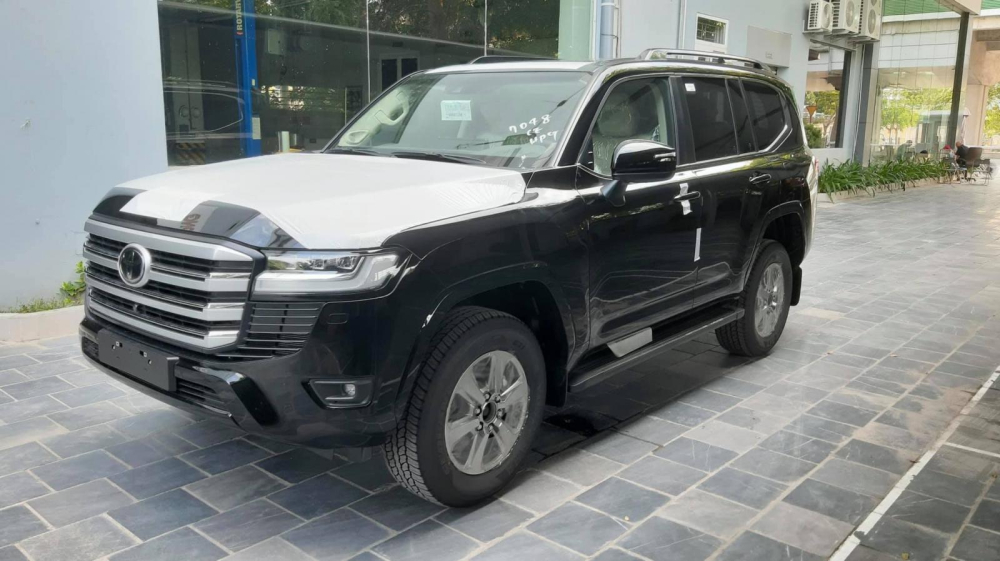 Cận cảnh Toyota Land Cruiser 2022 nhập Nhật Bản với mâm 5 chấu đơn